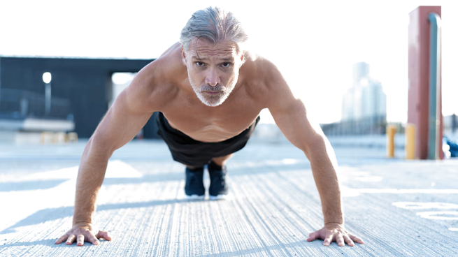 Las flexiones de brazo son claves para fortalecer los músculos del pecho y los brazos.