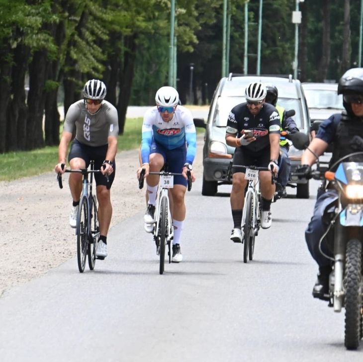 Scaloni, who has enjoyed this sport since retiring from football, regularly trains on a bicycle, dedicating an hour and a half a day to this discipline. Scaloni, who has enjoyed this sport since retiring from football, regularly trains on a bicycle, dedicating an hour and a half a day to this discipline.