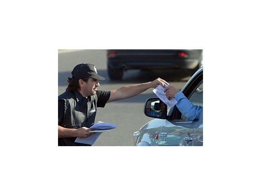 Los trabajadores petroleros reparten volantes en la rutas de Chubut para informar a los automovilistas del conflicto.