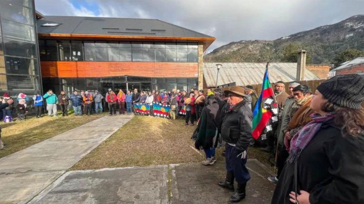 Mapuches se movilizaron para pedir que el volcán Lanín vuelva a ser declarado sitio sagrado