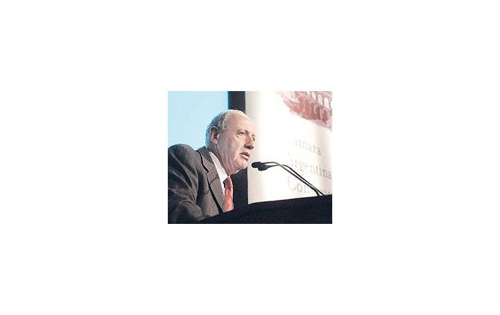 El ministro de Economía, Roberto Lavagna, fue duro ayer con los empresarios de la construcción, a quienes acusó de «cierto grado de cartelización», y recibió una fuerte respuesta por parte de éstos.