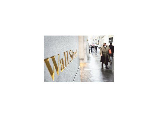 Wall Street se resintió ayer inesperadamente por un rebote del escándalo de los documentos diplomáticos. Julian Assange anticipó que revelará un dossier comprometedor para «un banco».