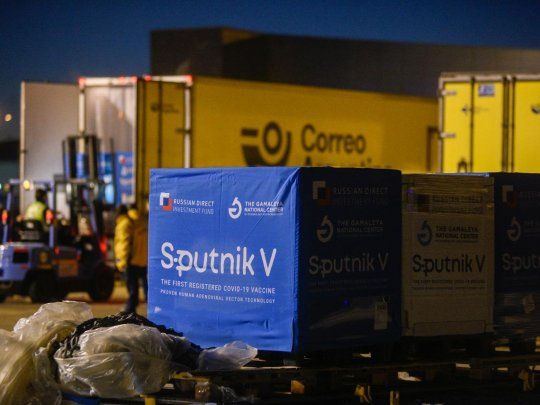 Vacunas: llegaron 500 mil dosis más de Sputnik V y ya son más de 12,6 millones en el país.