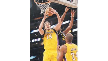 Pau Gasol fue una de las figuras de los Lakers, aportando 22 tantos ante Utah.