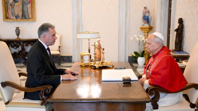 El presidente Yamandú Orsi visitó al papa León XIV en el Vaticano y le trasladó su invitación a Uruguay.
