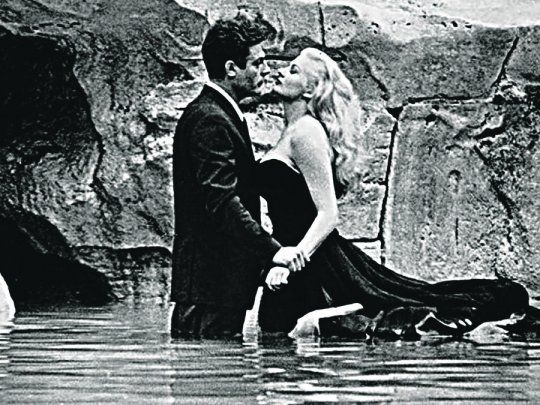 La dolce vita. Mastroianni y Anita Eckberg en la Fontana di Trevi.