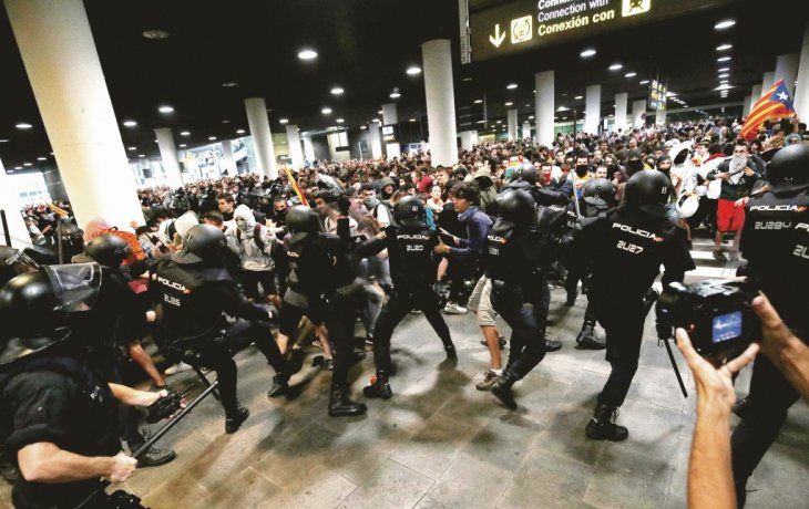 DISTURBIOS. Decenas de personas impidieron el ingreso al Aeropuerto El Prat de Barcelona y se enfrentaron con la Policía. Hay nuevos llamados a protestas.