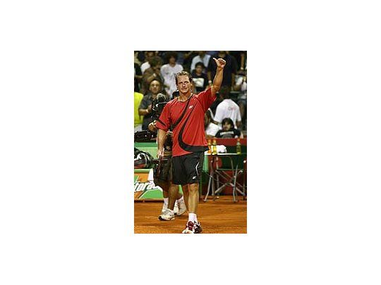 David Nalbandian sonríe y levanta su pulgar. Si sigue a este nivel será difícil ganarle.