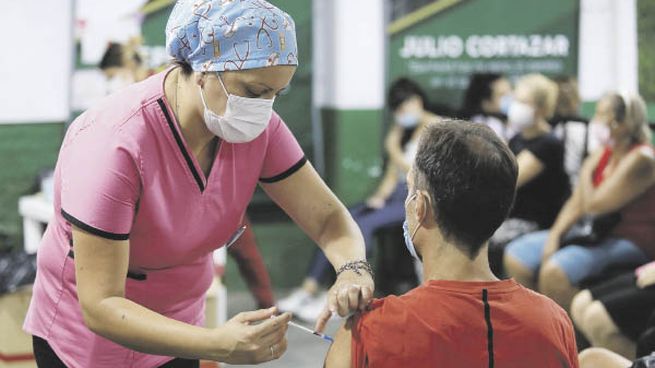 escudo. Las autoridades sanitarias recomendaron a la población reforzar los esquemas de vacunación contra el covid ante el crecimiento de contagios y frente a la aparición en el mundo de una nueva variante.