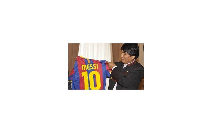Evo Morales subastará una camiseta firmada por Messi con fines benéficos.