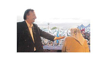 ámbito.com | Néstor Kirchner encabezó en el ex centro clandestino de detención La Perla, el acto por el31 aniversario del golpe de 1976.