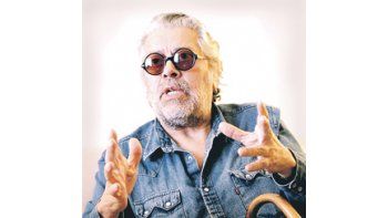 Ante un público mucho menos numeroso que en sus mejores épocas, Facundo Cabral casi no canta, sino que cuenta anécdotas y hasta se somete a reportajes en escena, como el que le hizo el viernes Betty Elizalde.