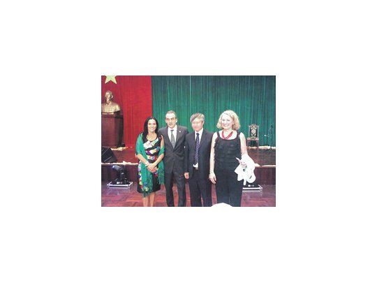 Guillermo Moreno flanqueado por María del Carmen Alarcón, el intendente de Ho Chi Mihn City y la secretaria de Comercio Exterior Beatriz Paglieri. De fondo, un busto de quien le da nombre a la ciudad, y que expulsó a los estadounidenses, con la omnipresente bandera roja.