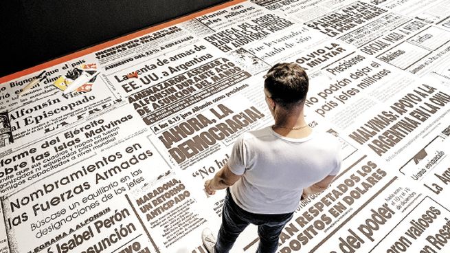 Cristian Segura. El visitante camina, inmersivamente, por los titulares de los diarios del octubre de 1983.