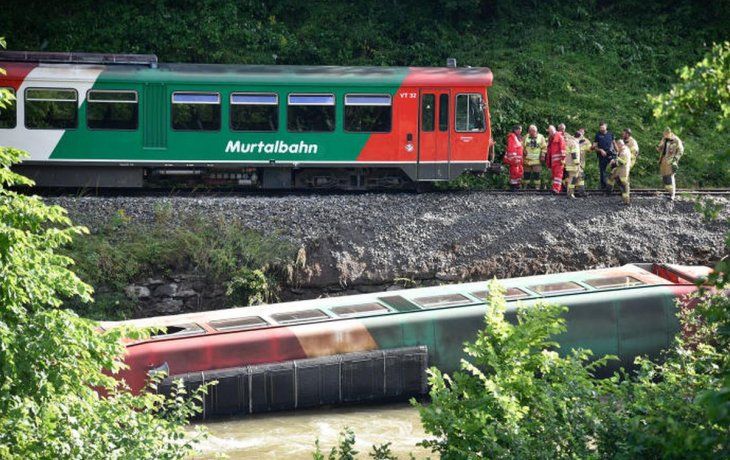 Un vagón de tren cayó sobre un río y al menos 17 estudiantes resultaron heridos en Austria