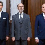 La actual Corte Suprema está compuesta por tres jueces.  La actual Corte Suprema está compuesta por tres jueces.