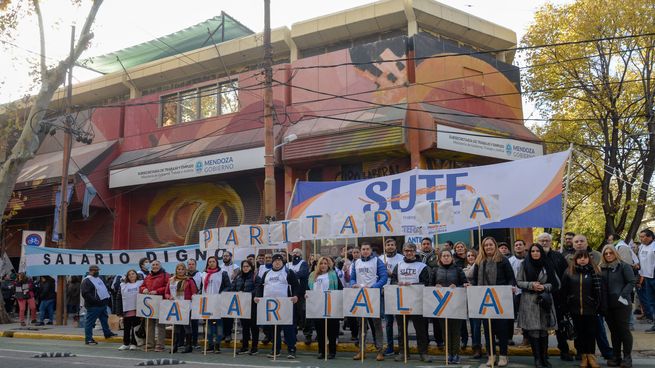 En Mendoza, el Sindicato Unido de Trabajadores de la Educación (SUTE) lanzó una huelga de 48 horas para el 26 y 27 de julio, en el marco de su reclamo al radical Rodolfo Suarez en pos de una reapertura de la paritaria.