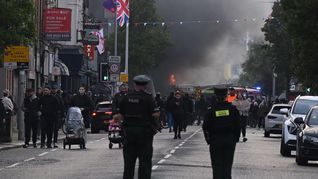 La Policía desplegó vehículos blindados en Belfast durante las protestas antiinmigración registradas tras el ataque con cuchillo. La Policía desplegó vehículos blindados en Belfast durante las protestas antiinmigración registradas tras el ataque con cuchillo.