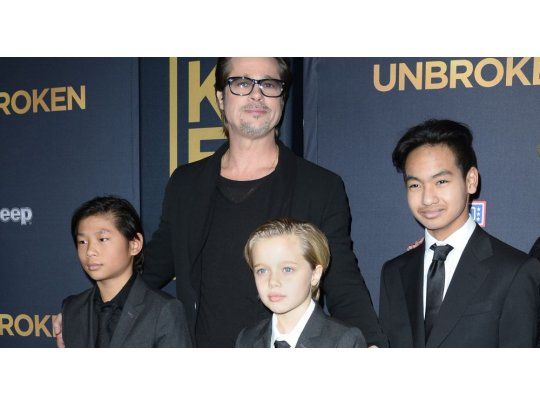 Brad Pitt junto a tres de sus seis hijos