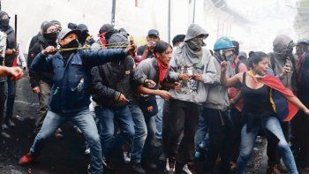 tras otro dia de caos en ecuador, el movimiento indigena acepto dialogar