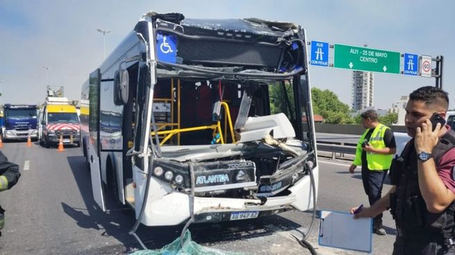 La parte delantera del colectivo quedó totalmente destruida producto del impacto.