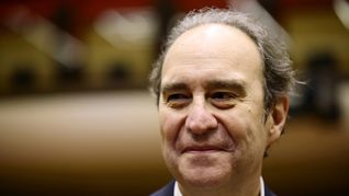 Este empresario de las telecomunicaciones se hizo millonario a los 25 años y hoy es uno de los empresarios más ricos de Francia.