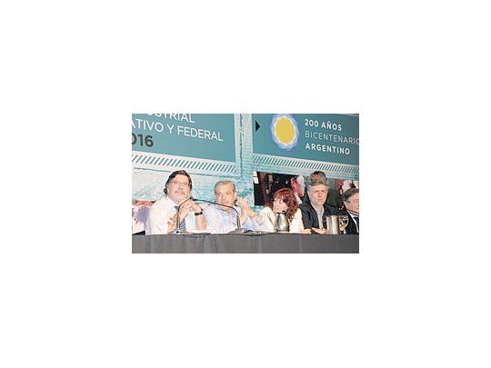 El ministro de Agricultura, Julián Domínguez, y el de Educación, Alberto Sileoni, inauguraron en Parque Norte jornadas para que las escuelas agrotécnicas aporten propuestas al PEA.
