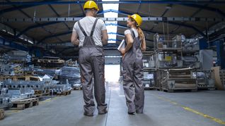 ámbito.com | trabajadores-fabrica-Empleo.jpg