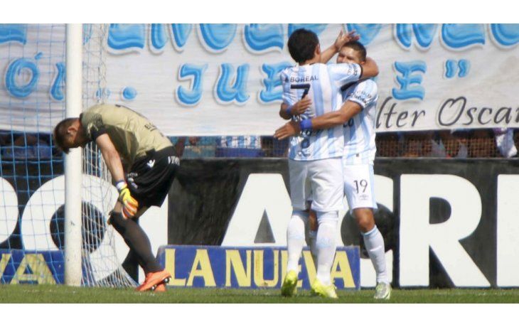 Luis Rodríguez celebra el segundo gol de Atlético Tucumán.