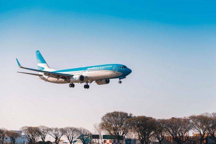 Adorni habló de posibles recortes de rutas en Aerolíneas. 