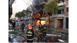 La imagen recuerda el tremendo trabajo de bomberos y rescatistas para terminar con el fuego y rescatar a las víctimas. 
