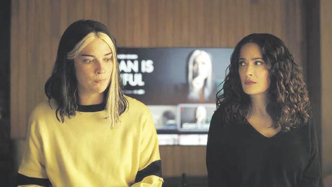 Joan es horrible. Annie Murphy y Salma Hayek: la otra y la misma en un juego de pesadillas y multiverso.