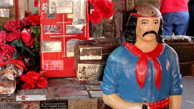En su santuario de Mercedes, los seguidores del Gauchito Gil dejan velas rojas y cigarrillos como ofrendas.&nbsp;