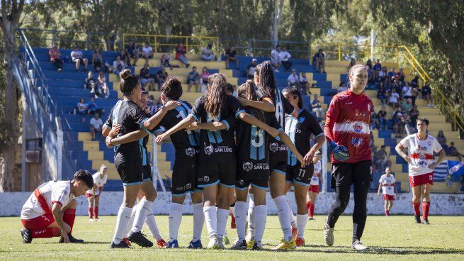 Imbatibles. Las chicas festejan: tienen 28 goles a favor y uno en contra en estosprimeros cuatro partidos.