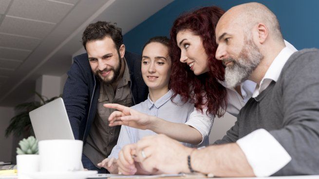 Por primera vez en la historia conviven activamente en las empresas hasta tres generaciones diferentes, desde Baby Boomers hasta Centennials, cada una con visiones y aproximaciones distintas a los negocios.