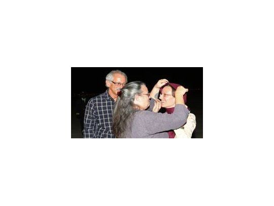 Sarah, junto a su madre y su tío.