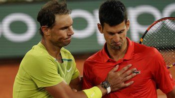 Rafael Nadal saluda a Novak Djokovic tras eliminarlo de Roland Garros.