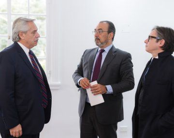 Alberto Fernández junto a Sergio Díaz Granados, presidente ejecutivo de CAF, banco de desarrollo de América Latina, y Christian Asinelli, Vicepresidente Corporativo de Programación Estratégica del organismo, en la firma de créditos.