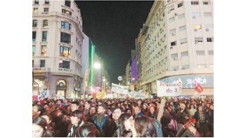 Docentes, no docentes y alumnos se movilizaron ayer hacia la Plaza de Mayo tras entregar un petitorio en el Ministerio de Educación nacional.