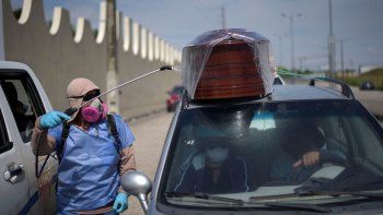La crisis del coronavirus en Guayaquil gener&oacute; imagenes impensadas, como ata&uacute;des en los techos de los autos.