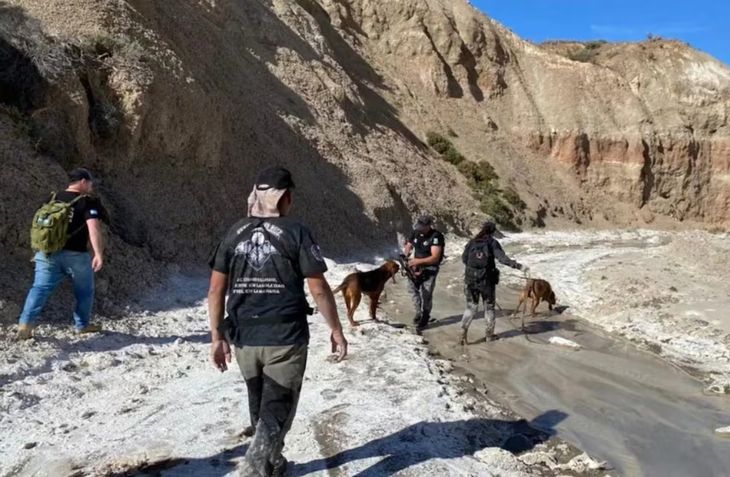 Perros rastreadores de Bahía Blanca se sumaron a las tareas junto a equipos del GEOP y Bomberos de Trelew.