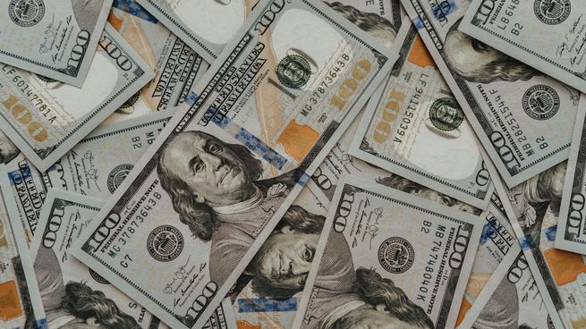 El dólar mostró una leve baja, pero sigue cerca de los 40 pesos, según datos del Banco Central del Uruguay.