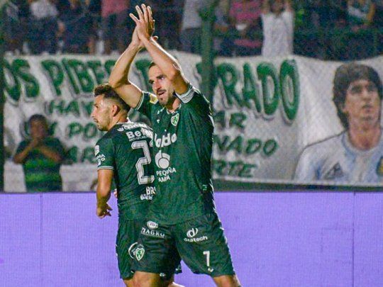 Aplausos. Lisandro López renovó contrato con Sarmiento y jugará su 21° temporada como profesional. 