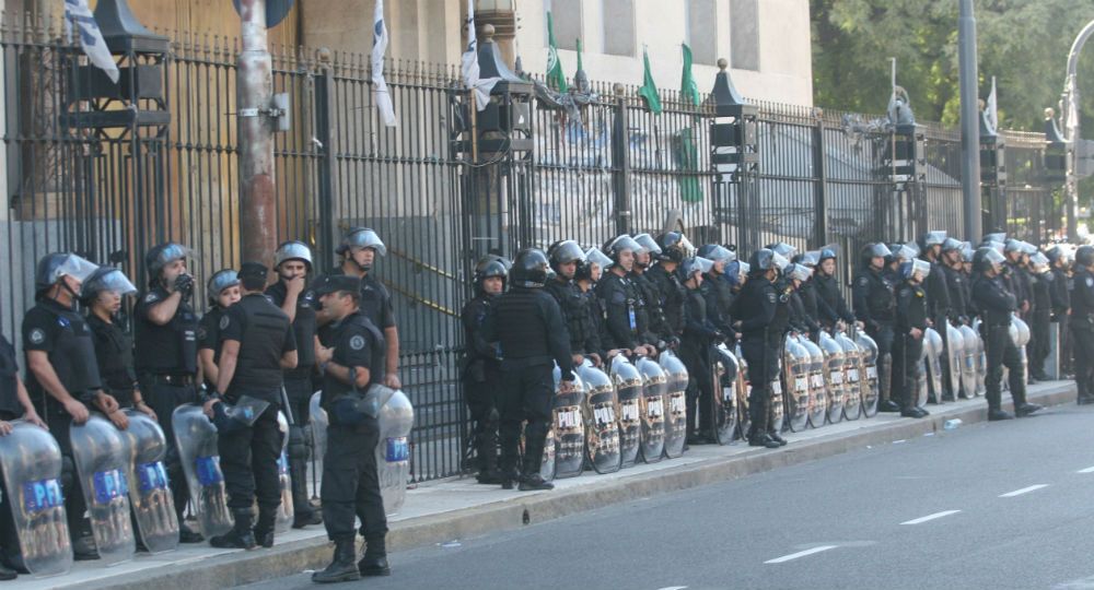 Manifestantes cortaron Av. 9 de Julio en reclamo por el pago de planes de trabajo (foto 3)