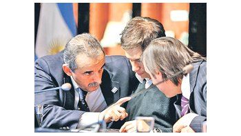 ámbito.com | Parecería la primera línea de un scrum, pero son Guillermo Moreno, Axel Kicillof y Hernán Lorenzino  definiendo la postura oficial en medio de los anuncios efectuados en un salón del edificio central de la AFIP.