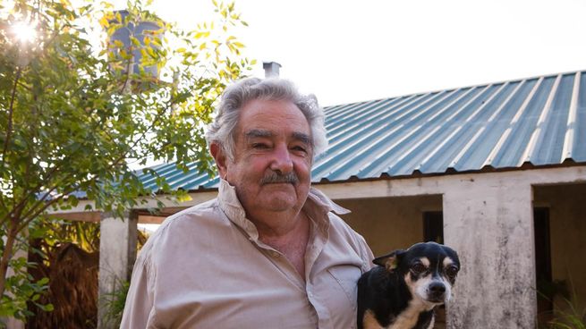José Mujica y su perra Manuela.