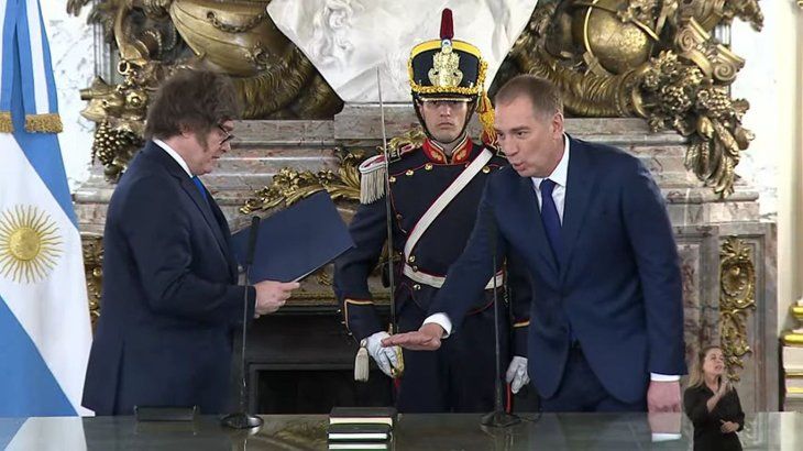 Javier Milei le tomó juramento a Diego Santilli como ministro del Interior. Javier Milei le tomó juramento a Diego Santilli como ministro del Interior.