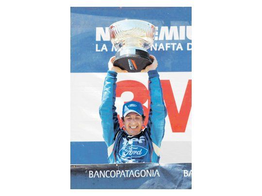 Fabián Yannantuoni levanta el trofeo en el podio tras ganar la undécima carrera del año del TC 2000.