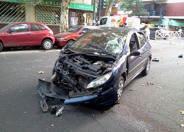 El choque se produjo en la esquina de Sarmiento y Billinghurst.