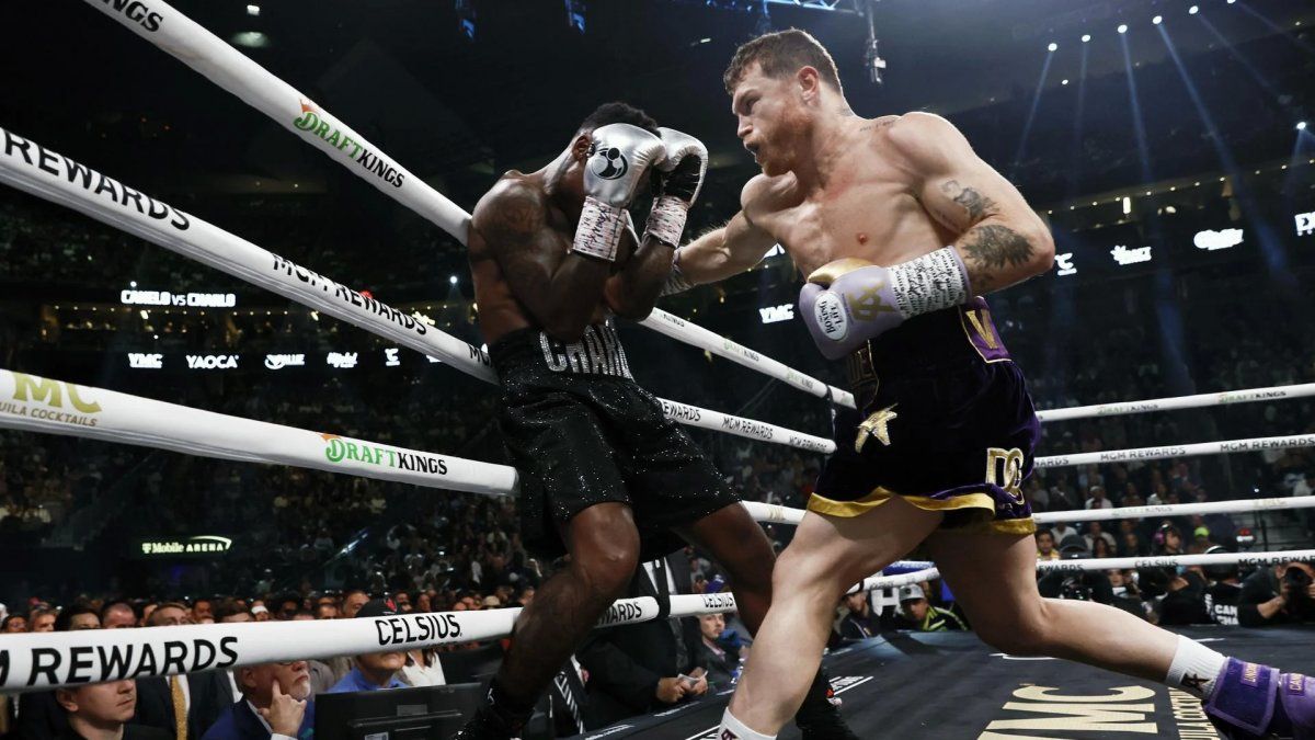 Canelo Álvarez retained his titles by beating Jermell Charlo by unanimous decision